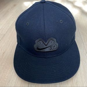 NIKE. MEN’S BLUE FITTED CAP
